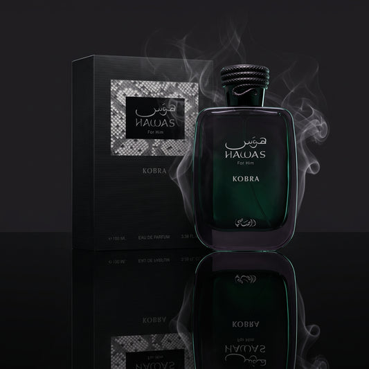 Balise ALT : Parfum Hawas Kobra de Rasasi mis en scène dans un univers sobre et feutré.